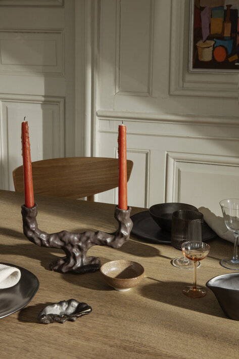 Malá dekoratívna miska "ustrica" z čiernej mosadze na jedálenskom stole