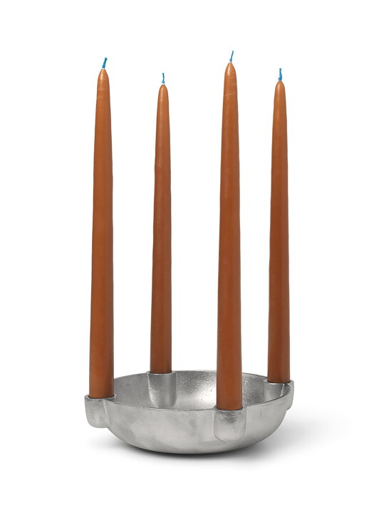 Vysoké jantárové sviečky v striebornom adventnom svietniku