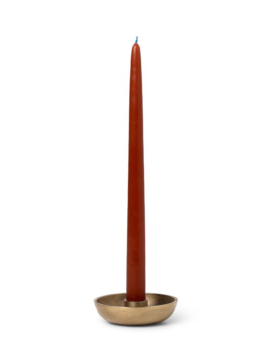 Vysoká červená sviečka v mosadznom svietniku