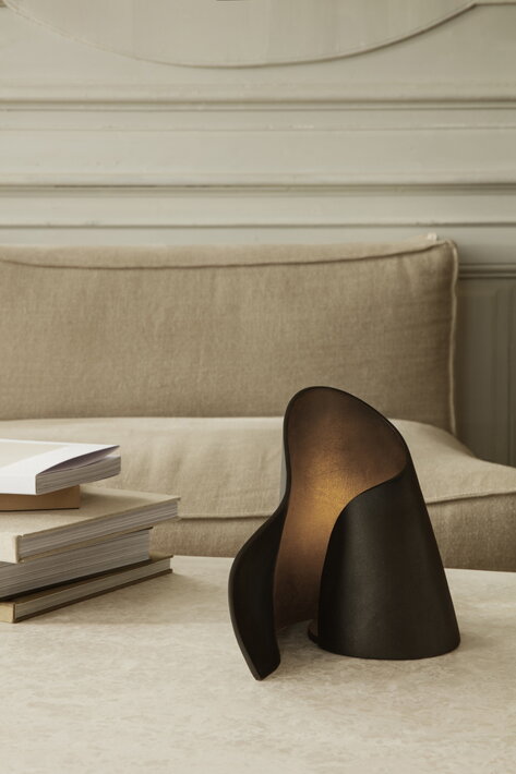 Lampa Oyster vytvorí v obývačke pôsobivý kontrast