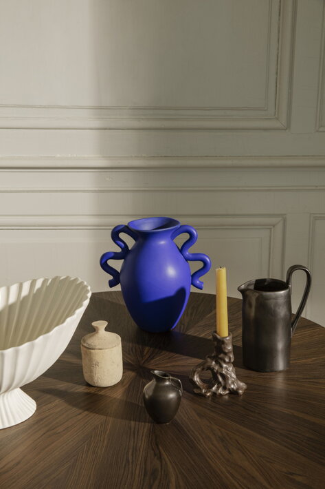 Miniatúrna porcelánová váza Ary s lesklou glazúrou v čiernej farbe