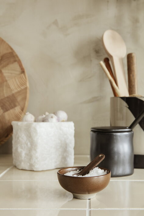 Glazovaná porcelánová soľnička s naberačkou je dizajnový doplnok do kuchyne či jedálne