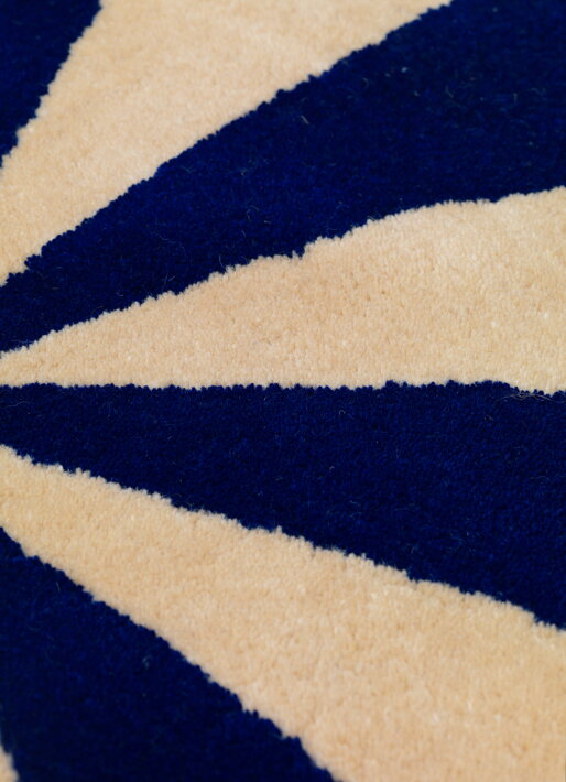 Veľký dizajnový koberec do detskej izby v dvojfarebnej kombinácii modrá/sivobiela