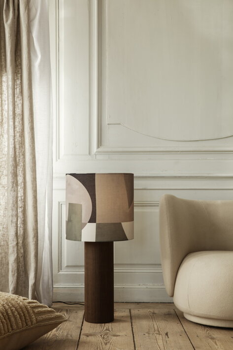 Umelecké textilné tienidlo s abstraktnou potlačou na stojanovej lampe z dreva v obývačke