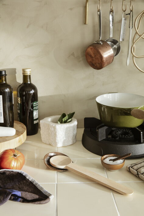 Drevená varecha a porcelánový tanier sú funkčnou dizajnovou dekoráciou do kuchyne