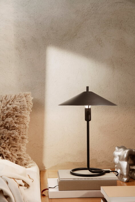 Čierna kovová lampa na nočnom stolíku v spálni