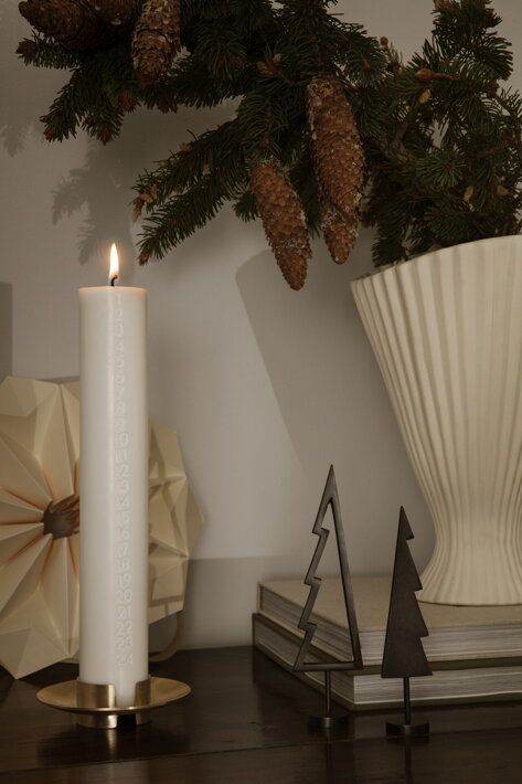 Hrubá adventná sviečky v mosadznom svietniku s miskou pri dizajnovej bielej váze