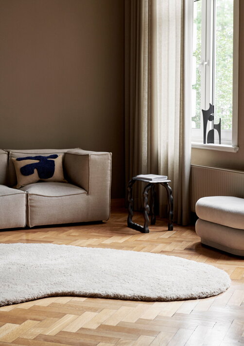 Všívaný vlnený koberec s dlhým vlasom pred pohovkou v obývačke