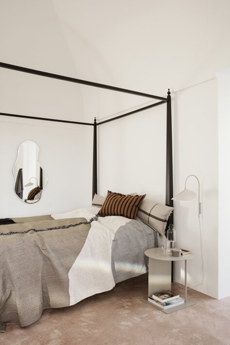 Dizajnová nástenná lampa v kašmírovom prevedení ako nočná lampička v spálni