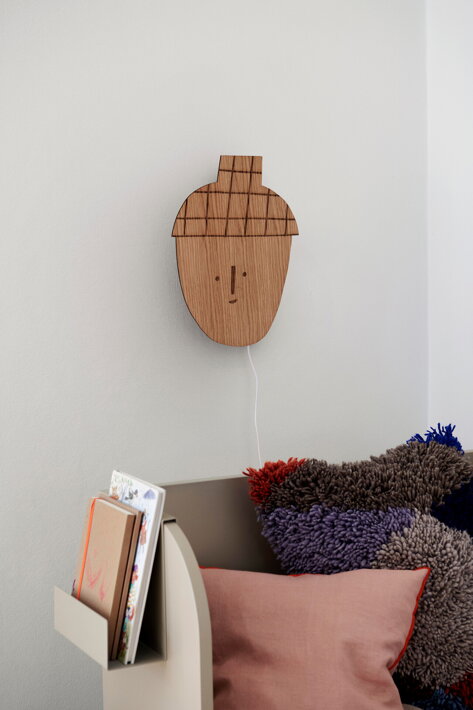 Štýlová detská lampa na stenu v tvare žaluďa z dubovej dyhy