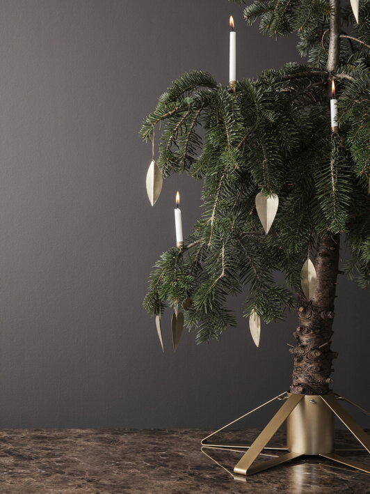 Závesné mosadzné svietniky a ozdoby na vianočnom stromčeku v zlatom stojane