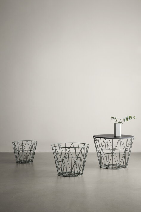 Drevené veko premení malý šedý drôtený kôš Wire Basket na dizajnový konferenčný stolík