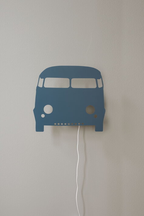 Modrá lampa auto z dubovej dyhy na stenu do detskej izby
