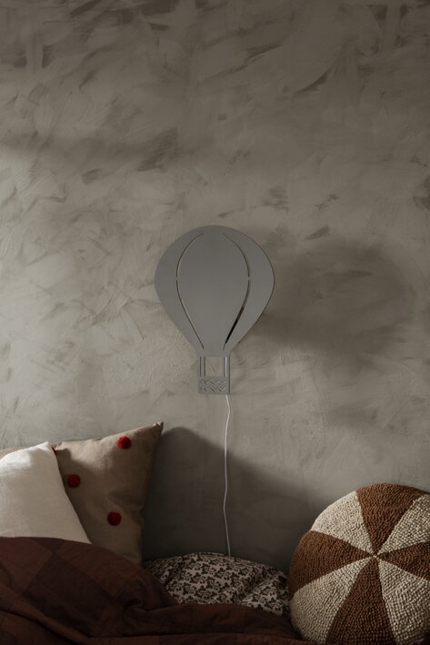 Sivá lampa balón z dubovej dyhy nad posteľou v detskej izbe