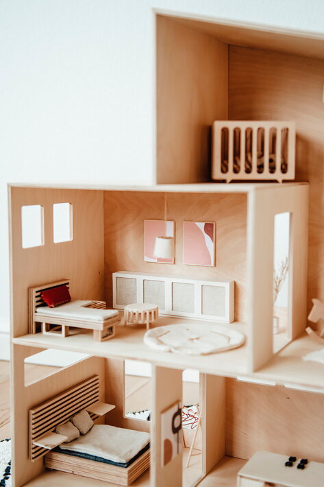 Detský drevený domček na hranie štýlovo zariadený miniatúrnym nábytkom