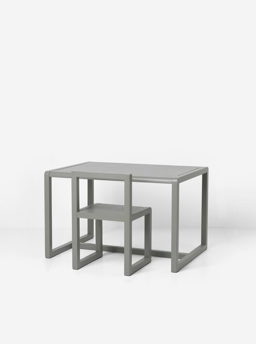 Minimalistický sivý stôl do detskej izby