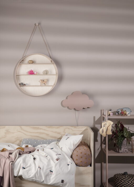 Ružová lampa obláčik z dubovej dyhy nad posteľou pri nástennej polici v dievčenskej izbe
