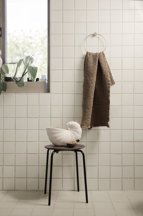 Okrúhly držiak na uterák z mosadze a dubového dreva v minimalistickej kúpeľni