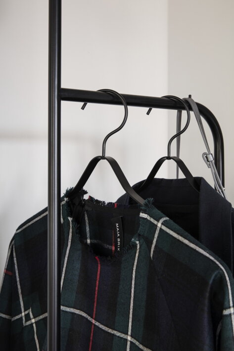 Čierny vešiak na kabáty s minimalistickým dizajnom z práškovaného kovu