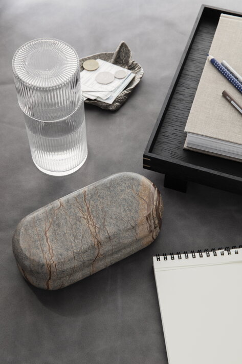 Dekoračná mramorová nádoba na odkladanie kancelárskych potrieb na stole v pracovni