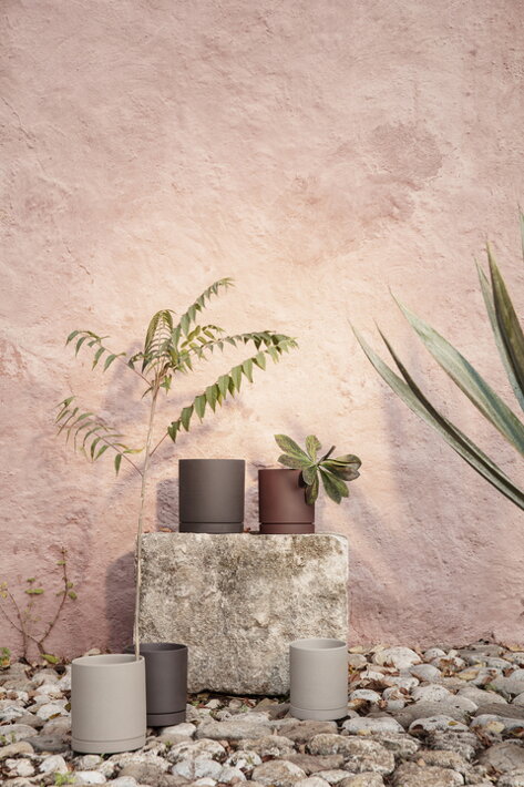 Stredný kvetináč z kameniny Sekki oživí obývačku svojím prírodným dizajnom