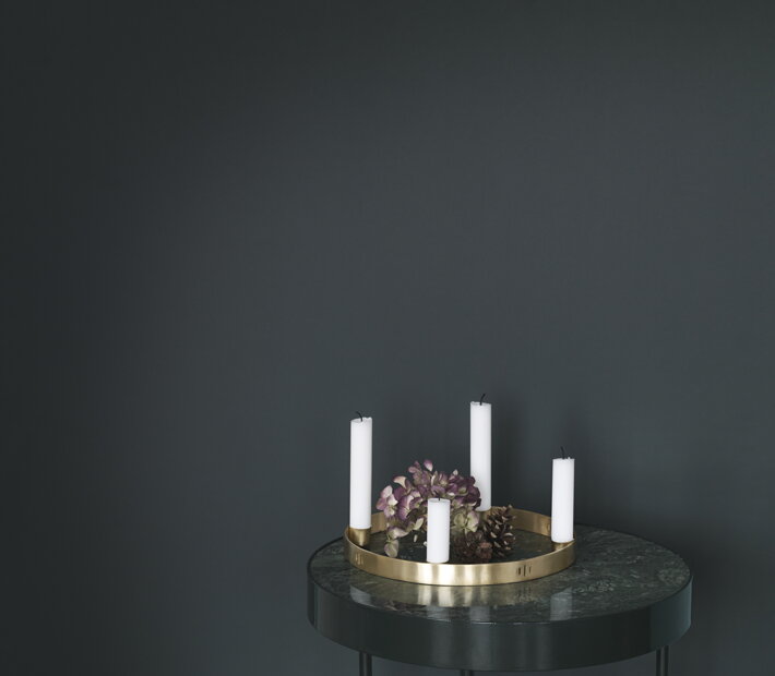 Malý mosadzný svietnik na 4 sviečky na mramorovom stolíku s kvetinovou dekoráciou