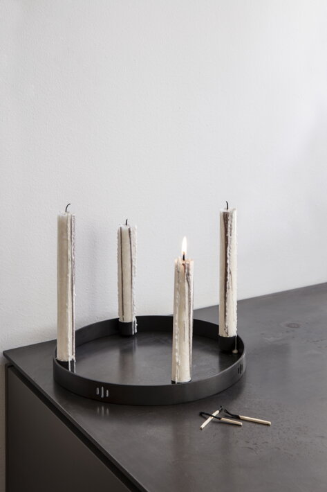 Malý okrúhly svietnik z čiernej mosadze so štyrmi vysokými sviečkami