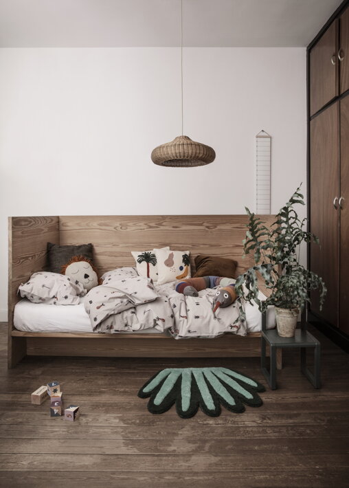 Štýlová detská posteľ s plyšovými hračkami a vyšívanými vankúšmi 