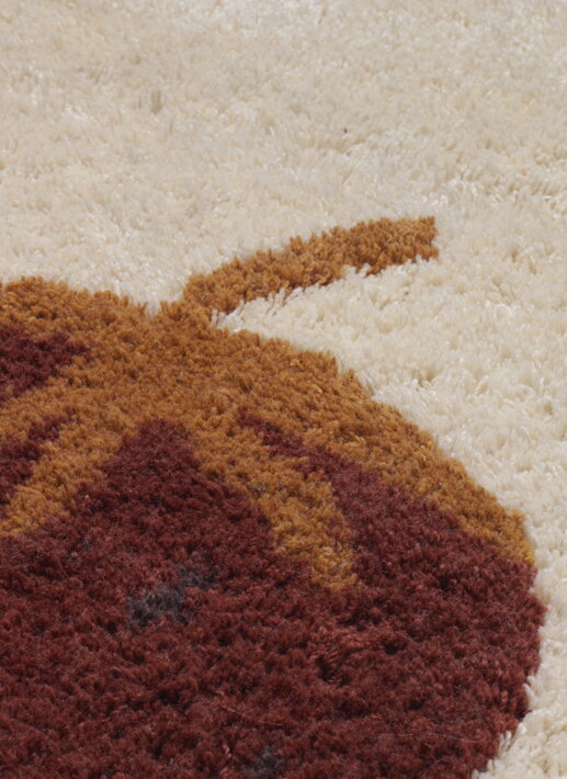Malý, ručne všívaný koberec z vlny s motívom jahody
