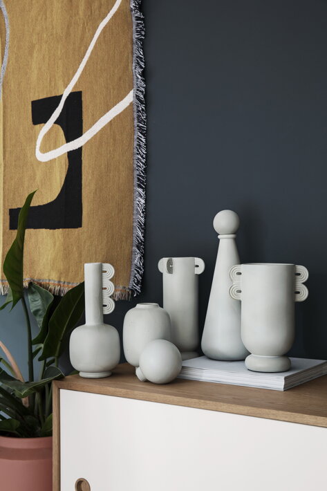 Kolekcia dizajnových váz Muses na skrinke v obývačke