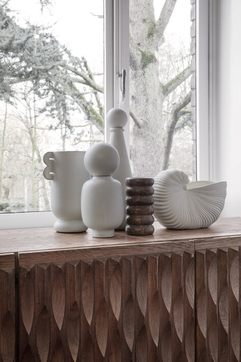 Biele dekoratívne vázy Muses z glazovanej keramiky na parapete