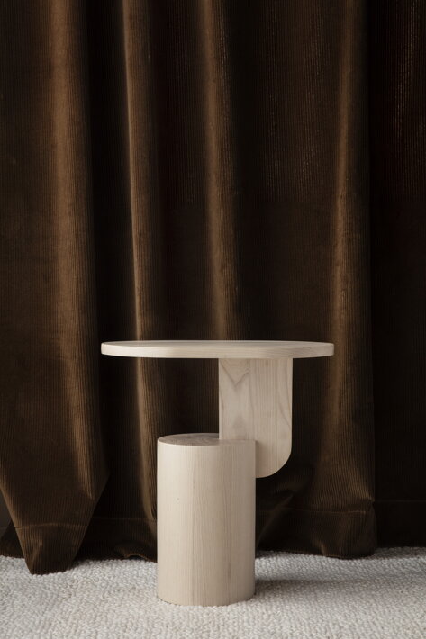 Dizajnový drevený stolík na slučkovom vlnenom koberci