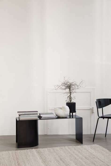 Vlnený slučkový koberec v minimalistickej obývačke