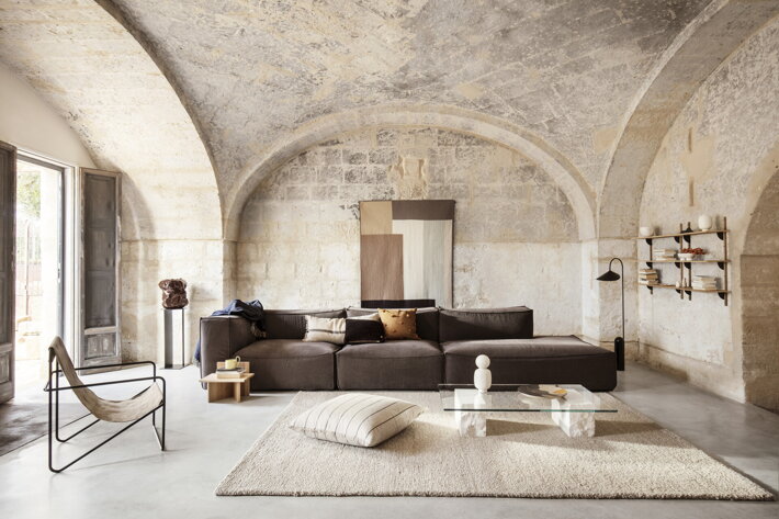Veľký slučkový koberec zo sivobielej vlny v priestrannej obývačke