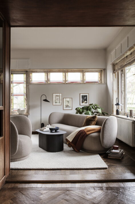 Veľký slučkový koberec zo sivobielej vlny v dizajnovej obývačke