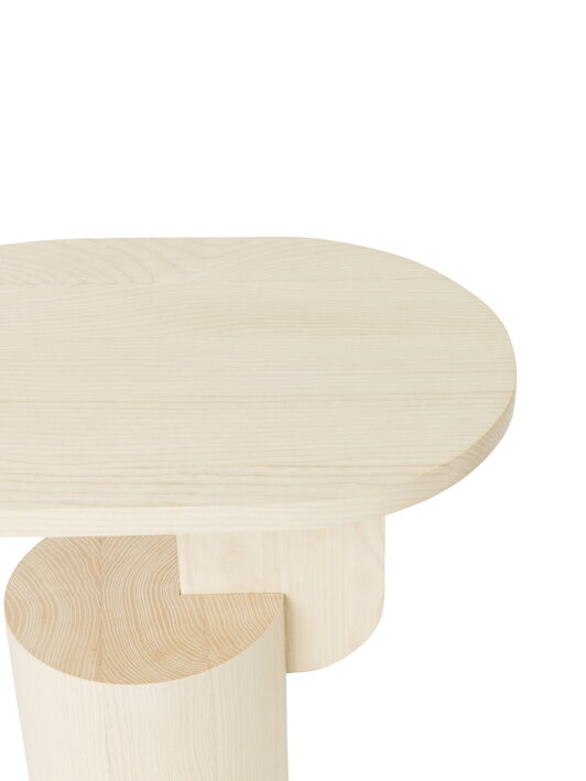 Detailný záber na dizajnový príručný stolík z jaseňového dreva