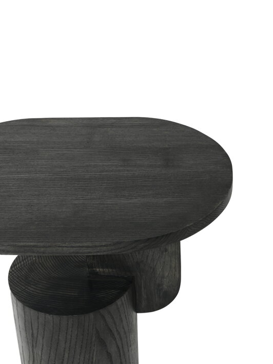 Detailný záber na dizajnový príručný stolík z čierneho jaseňového dreva