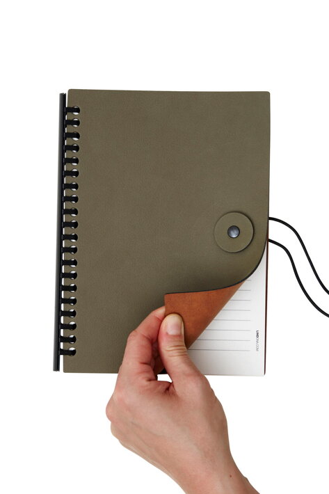 Dizajnový kožený zápisník so zapínaním vo farebnej kombinácii zelená/prírodná