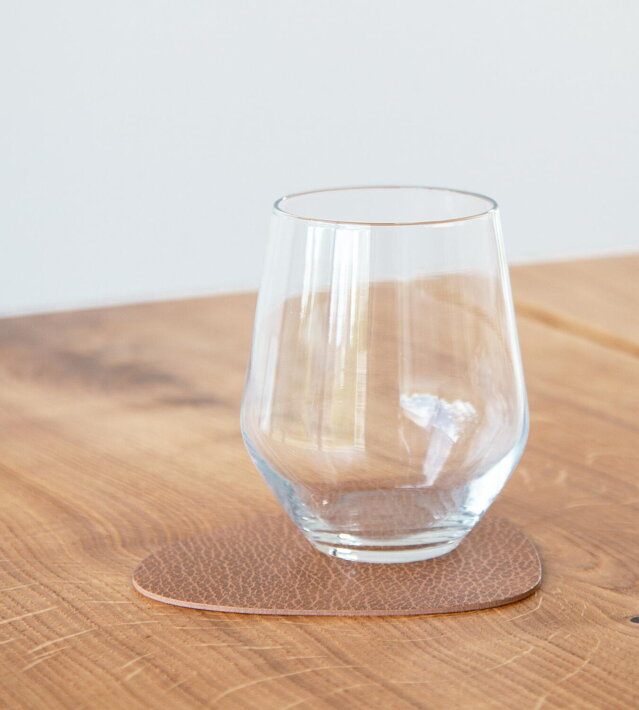 Kožená podložka pod pohár Curve z recyklovanej kože pozdvihne vaše stolovanie na slávnosť