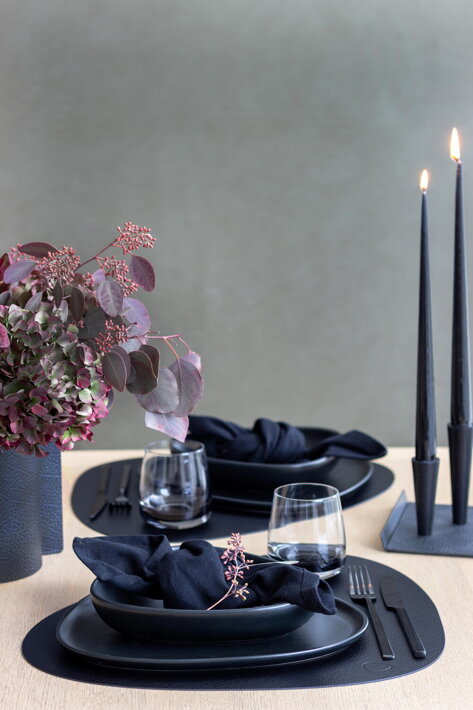 Luxusné čierne prestieranie z recyklovanej kože na romantickú večeru pri sviečkach