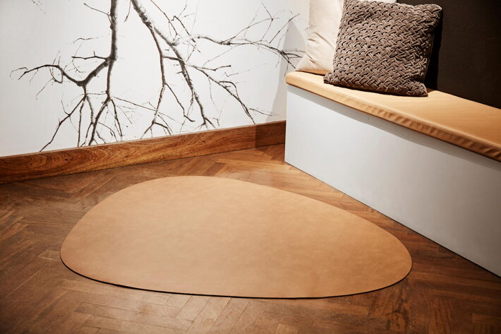 Prírodný kožený koberec na parketách v obývačke