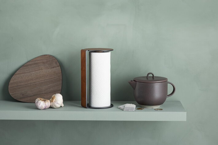 Dizajnový stojan na kuchynské utierky na kuchynskej polici s čajníkom a drevenou doskou