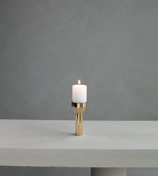 Zlatý široký pilier na vyššie umiestnenie čajovej alebo hrubej sviečky v modulárnom svietniku