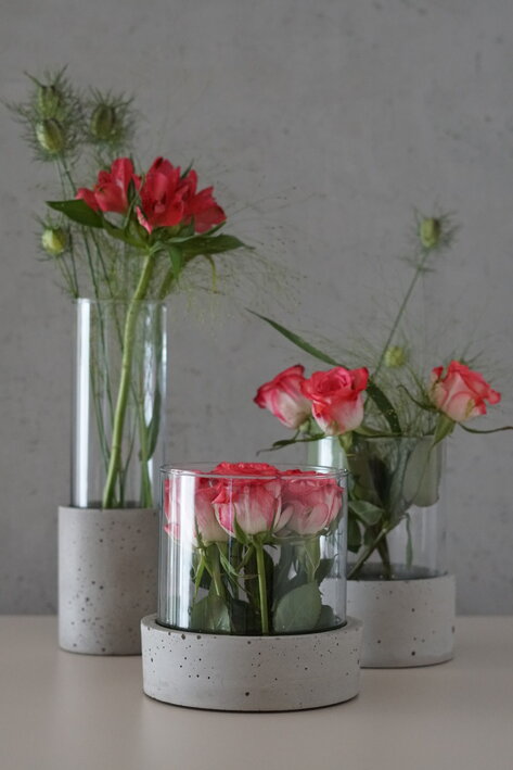 Štýlové betónové vázy Harmony s červenými kvetmi 