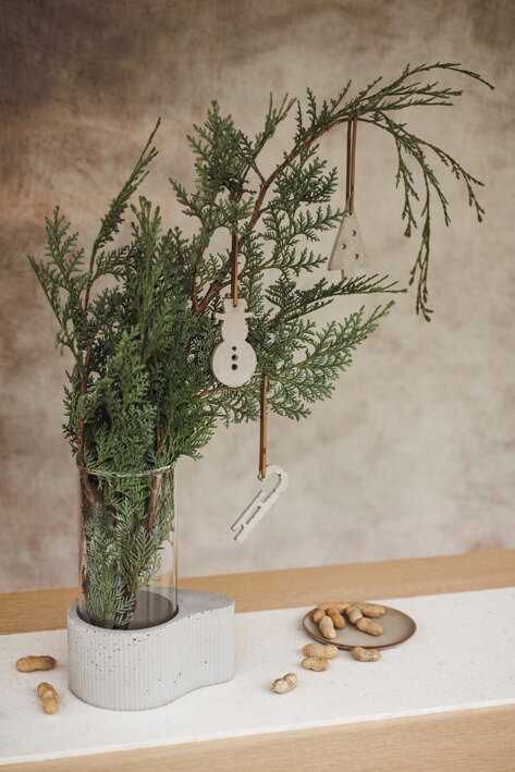 Sivá betónová váza Waves s vrúbkovaným dizajnom vo vianočnom prevedení