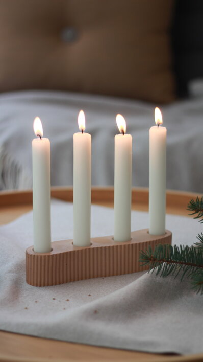 Adventný svietnik Waves z betónu v tehlovej farbe