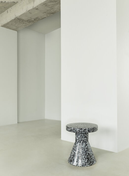 Dizajnový okrúhly stolík/stolička Bit je vyrobený z odolného a ľahkého materiálu
