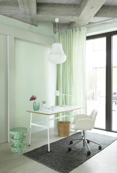 Zelený viacúčelový stolík v dizajnovej pracovni ako praktická taburetka na sedenie