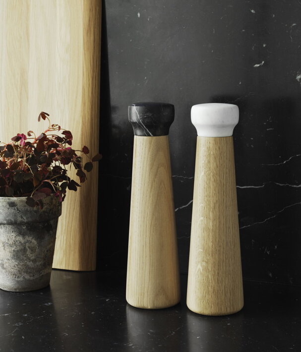 Dizajnový kuchynský mlynček na soľ z masívneho dreva a bieleho mramoru