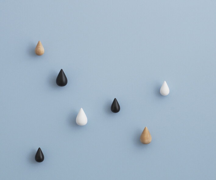 Drevené háčiky v tvare kvapky Dropit na modrej stene pripomínajú dážď